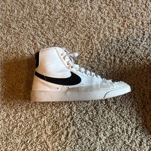 Nike Blazers 77 Mid (Size 8 Women’s)